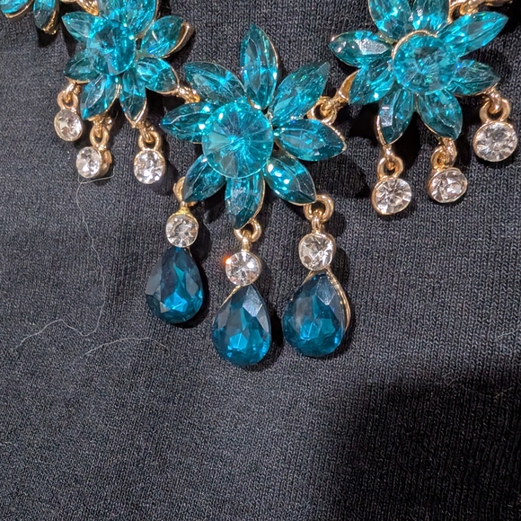 Elegant Blue Floral Necklace - Picture 3 of 4